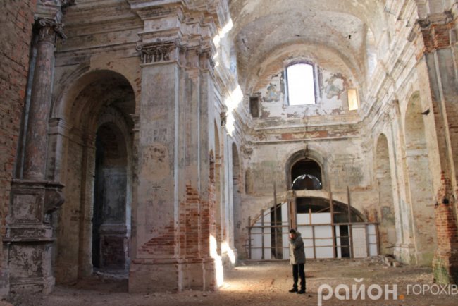 Екскурсовод здається комахою на фоні цих величних стін