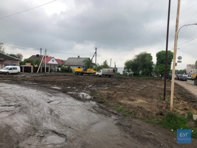 Нововолинці скаржаться на будтехніку, яка руйнує покриття на сусідній з будівництвом вулиці. ФОТО