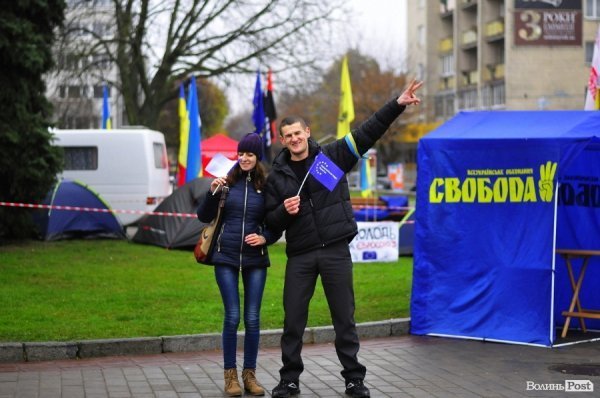 Любов на луцькому Євромайдані. ФОТО