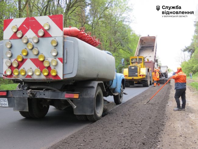 На автодорозі Луцьк – Ківерці завершують облаштування узбіч: водіїв закликають бути обережними. ФОТО