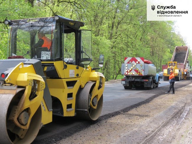 На автодорозі Луцьк – Ківерці завершують облаштування узбіч: водіїв закликають бути обережними. ФОТО