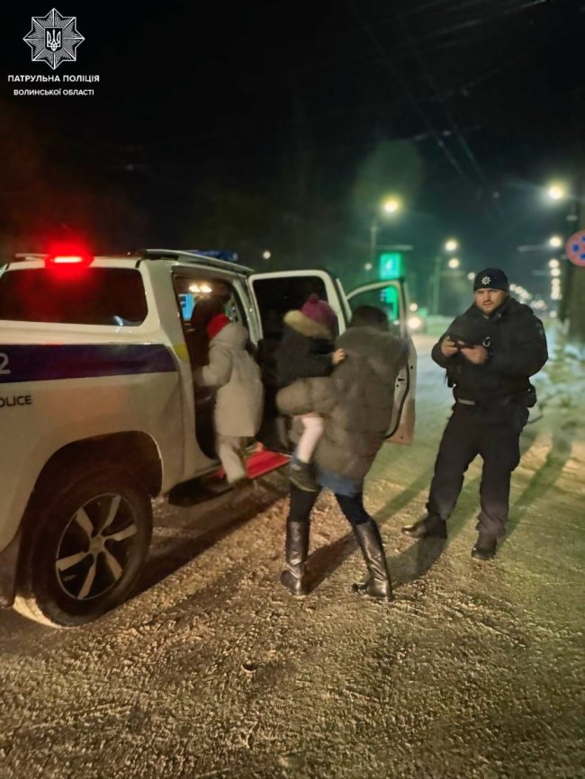 У Луцьку патрульні допомогли замінити пошкоджене колесо