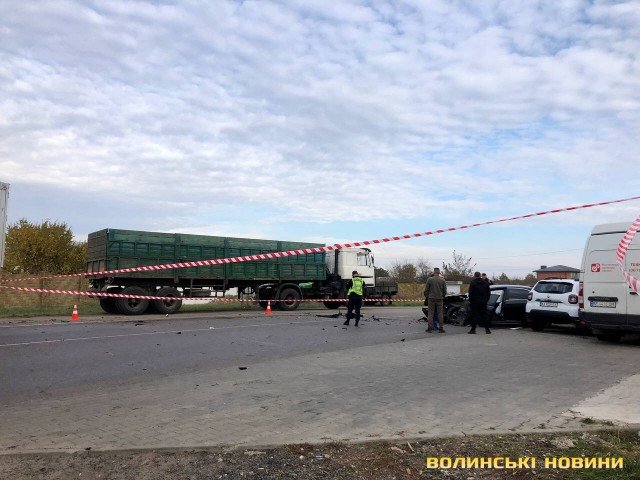 Автотроща під Луцьком: зіткнулися вантажівка і три легковики