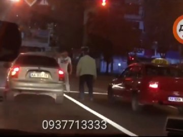 У Києві побилися двоє водіїв. ВІДЕО