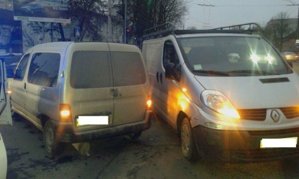 У Луцьку зіткнулися бус і мінівен