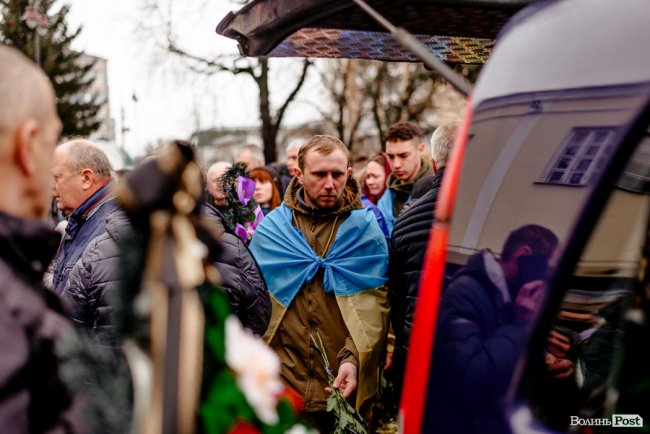 «Їх ми з честю поховаємо, а завтра підемо в бій»: Луцьк попрощався з воїнами Павлом Хомиком та Віктором Коханюком