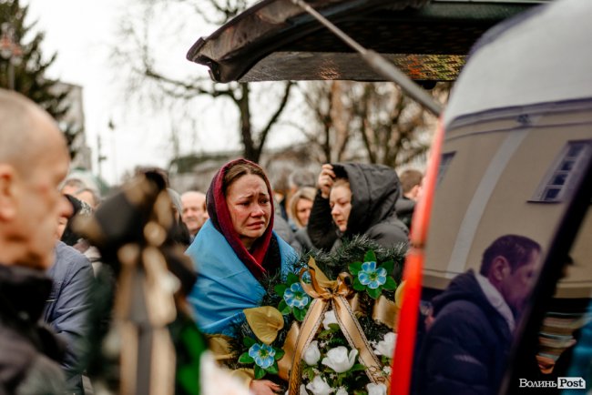 «Їх ми з честю поховаємо, а завтра підемо в бій»: Луцьк попрощався з воїнами Павлом Хомиком та Віктором Коханюком