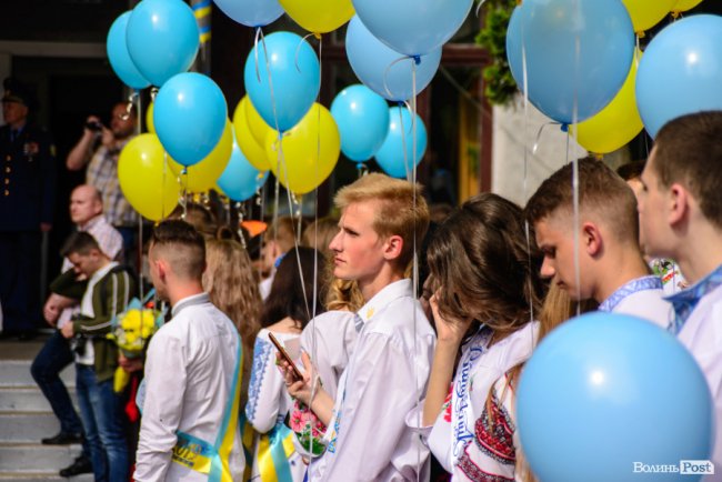 Без пафосу, але з патріотизмом: останній дзвоник у луцькій школі №15. ФОТО