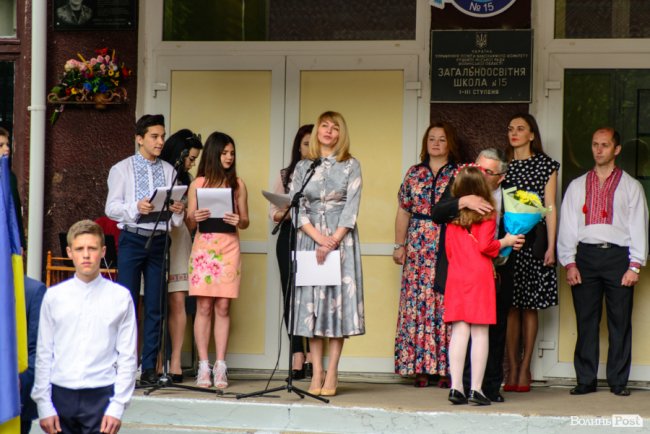 Без пафосу, але з патріотизмом: останній дзвоник у луцькій школі №15. ФОТО
