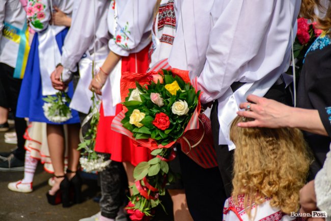 Без пафосу, але з патріотизмом: останній дзвоник у луцькій школі №15. ФОТО