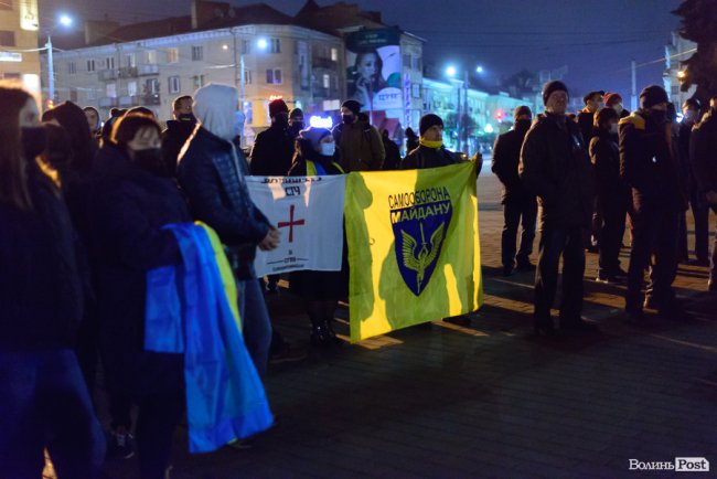 Лучани вийшли на Театральну площу відзначити сьому річницю Майдану. ФОТО