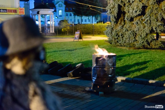Лучани вийшли на Театральну площу відзначити сьому річницю Майдану. ФОТО