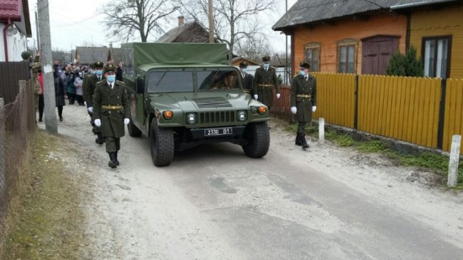 На Рівненщині попрощались із загиблим у зоні ООС  27-річним військовим. ФОТО