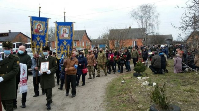 На Рівненщині попрощались із загиблим у зоні ООС  27-річним військовим. ФОТО