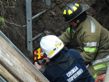 На Івано-Франківщині землею засипало чоловіка