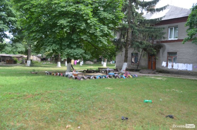 Тушки ворон і курячий послід: лучанин нарікає на безлад поблизу гуртожитків. ФОТО