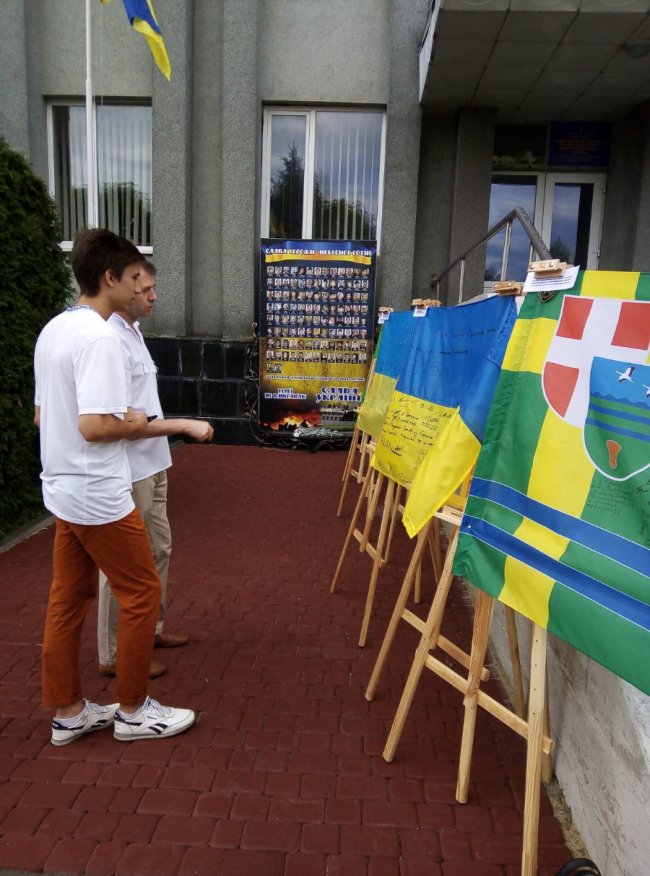 Cтяги з Євромайдану, АТО і ООС: у місті на Волині презентували колекцію прапорів. ФОТО