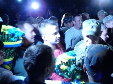 У Володимирі-Волинському міцними обіймами зустріли звільнених бійців. ФОТО. ВІДЕО