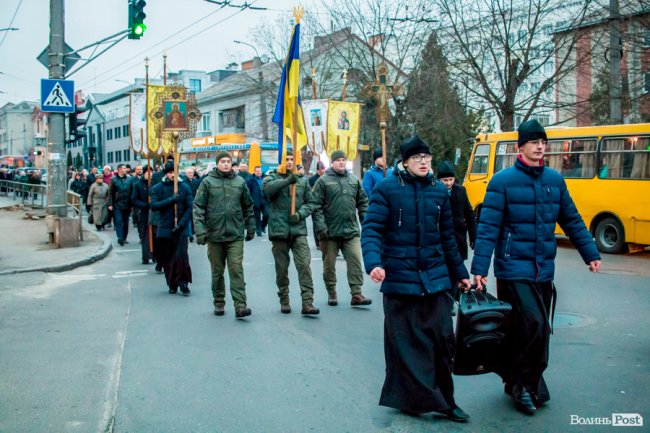 Квіти, сльози і свічки: у День Гідності та Свободи лучани вшанували пам'ять полеглих