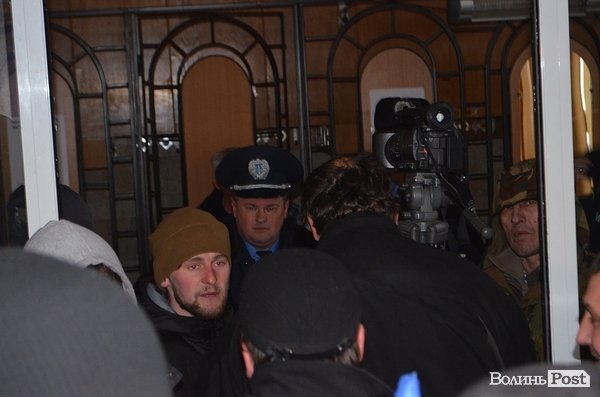 Штовханина, погрози та провокації: активісти «Самооборони» та «Автомайдану» з'ясовували стосунки. ФОТО