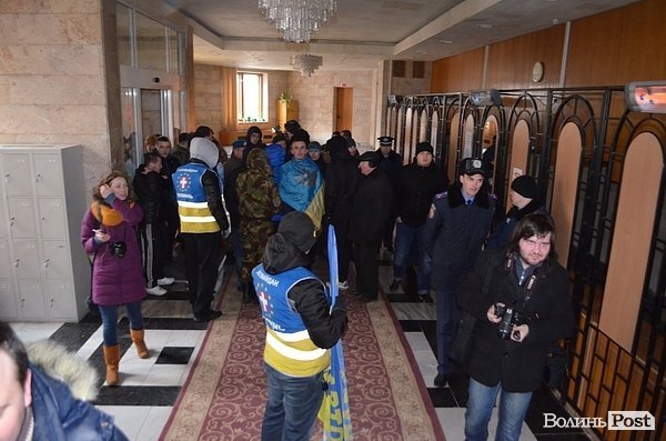 Штовханина, погрози та провокації: активісти «Самооборони» та «Автомайдану» з'ясовували стосунки. ФОТО