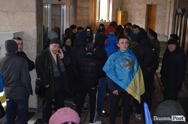 Штовханина, погрози та провокації: активісти «Самооборони» та «Автомайдану» з'ясовували стосунки. ФОТО