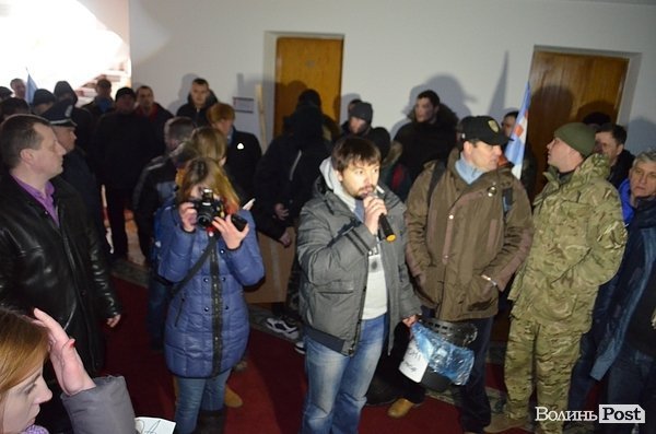 Штовханина, погрози та провокації: активісти «Самооборони» та «Автомайдану» з'ясовували стосунки. ФОТО