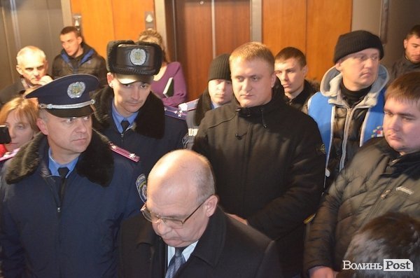 Штовханина, погрози та провокації: активісти «Самооборони» та «Автомайдану» з'ясовували стосунки. ФОТО