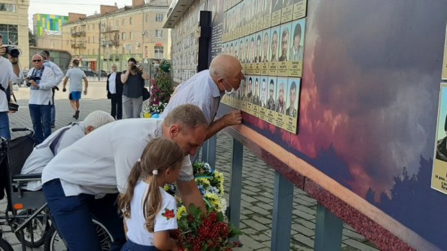 У Луцьку нагородили батьків загиблих на Сході воїнів. ФОТО