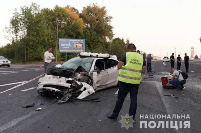 На Хмельниччині рейсовий автобус зіткнувся з Tesla, є багато постраждалих. ФОТО