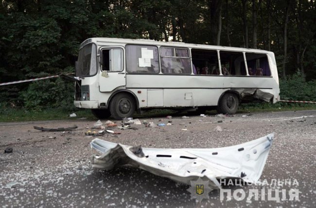 На Хмельниччині рейсовий автобус зіткнувся з Tesla, є багато постраждалих. ФОТО