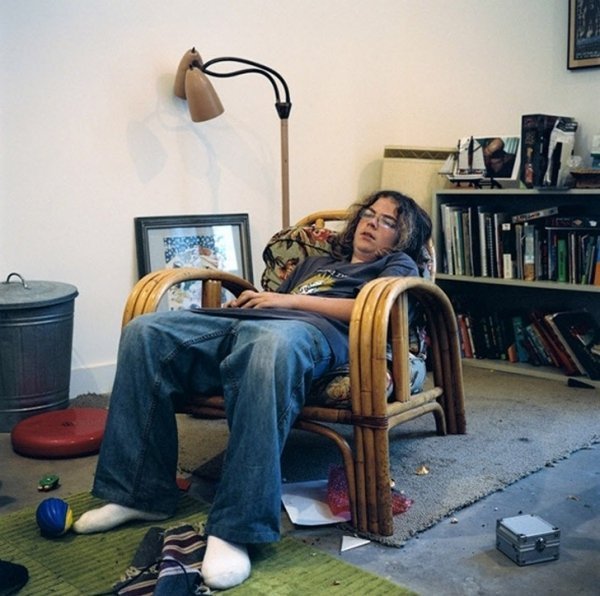 Люди, які дивляться телевізор. ФОТО