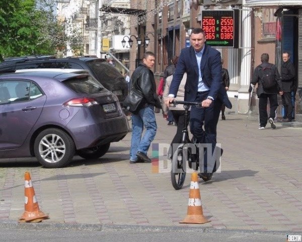 Наврочили: мер Києва Кличко впав з велосипеда. ФОТО