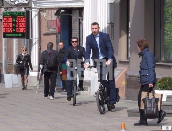 Наврочили: мер Києва Кличко впав з велосипеда. ФОТО