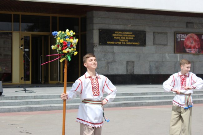 Луцьком пройшла урочиста хода школярів-гуртківців. ФОТО