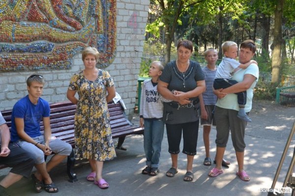 Переселенці з Горлівки кажуть, що у конфлікті винна і України, «бо, якби не Майдан, те все б не почалося», а у збитках винять і сили АТО і «ДНР»