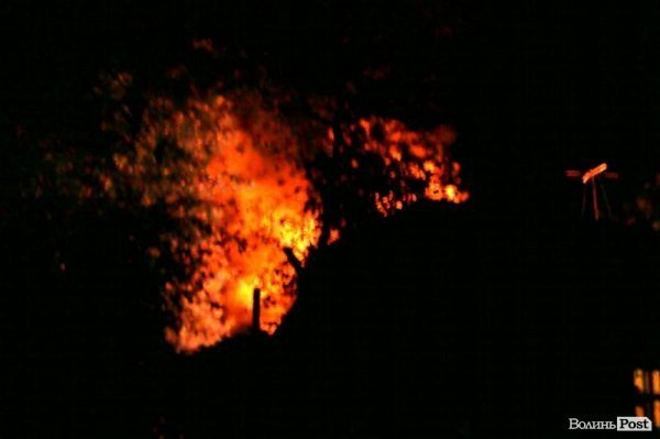 Нічна пожежа в Луцьку: доки пожежники їхали, сусіди гасили вогонь. ФОТО. ВІДЕО