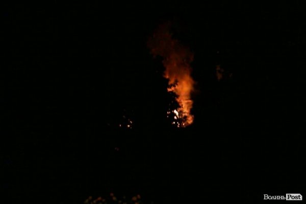 Нічна пожежа в Луцьку: доки пожежники їхали, сусіди гасили вогонь. ФОТО. ВІДЕО