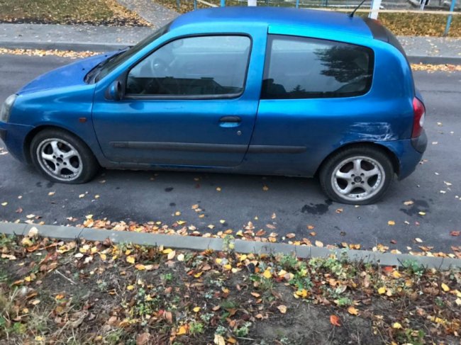 Пошкодив авто і «прокатав» людину на капоті: у Луцьку шукають винуватця ДТП. ФОТО