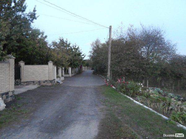 У Луцьку - конфлікт через дитячий майданчик. ФОТО