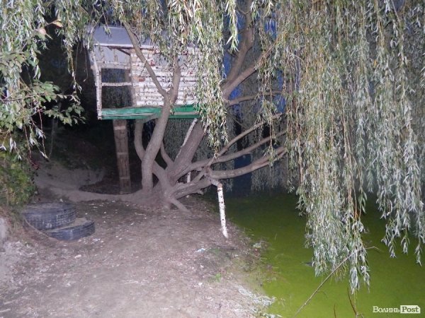 У Луцьку - конфлікт через дитячий майданчик. ФОТО