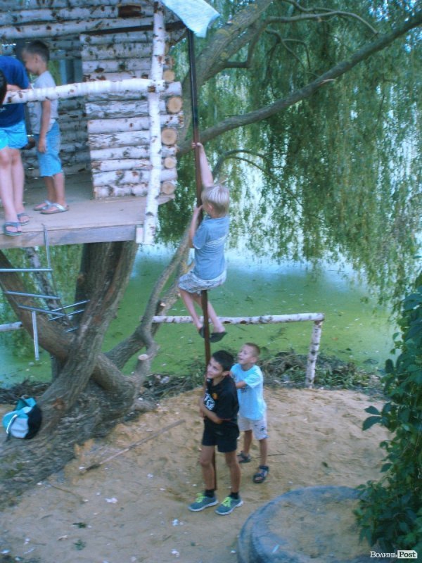 У Луцьку - конфлікт через дитячий майданчик. ФОТО