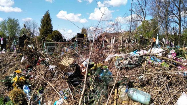 Із луцького кладовища вивезли 100 тонн сміття 