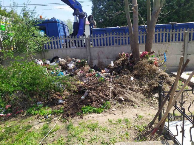 Із луцького кладовища вивезли 100 тонн сміття 