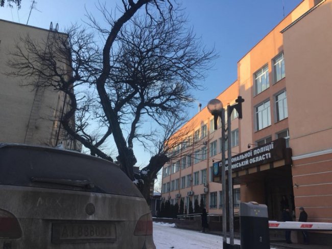 Нахаба-автоандон в Луцьку припаркувався на газоні «під носом» у поліції. ФОТО