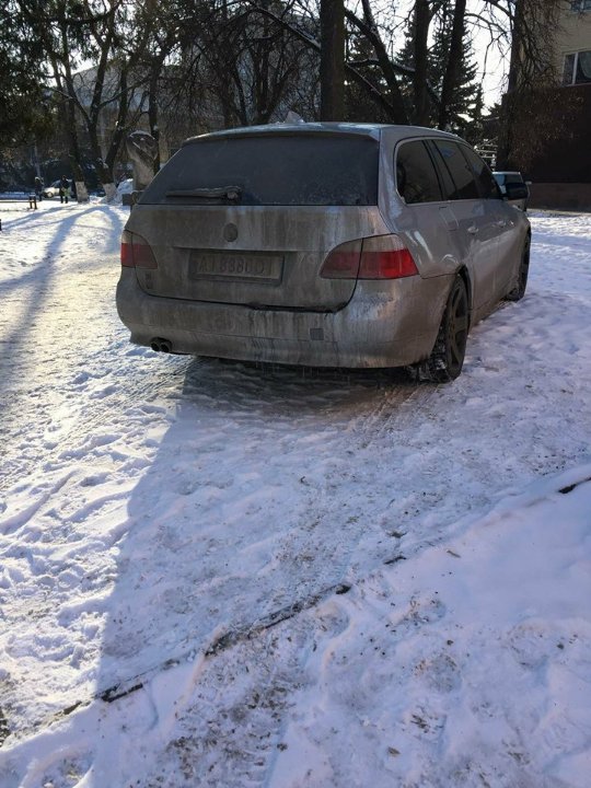 Нахаба-автоандон в Луцьку припаркувався на газоні «під носом» у поліції. ФОТО