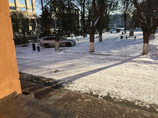 Нахаба-автоандон в Луцьку припаркувався на газоні «під носом» у поліції. ФОТО