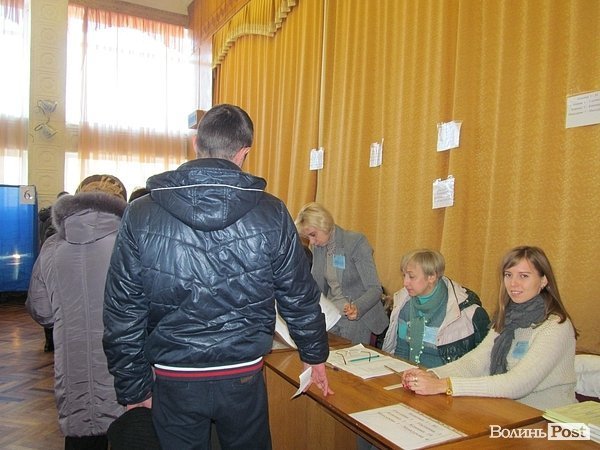 У Луцьку дільниці працюють не без порушень. ФОТО. ДОПОВНЕНО