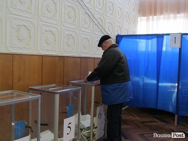 У Луцьку дільниці працюють не без порушень. ФОТО. ДОПОВНЕНО