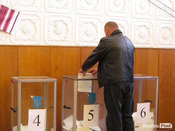 У Луцьку дільниці працюють не без порушень. ФОТО. ДОПОВНЕНО